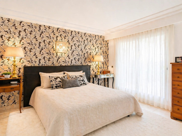 Chambre d'un appartement lumineux avec lit double et décoration élégante à Cannes.