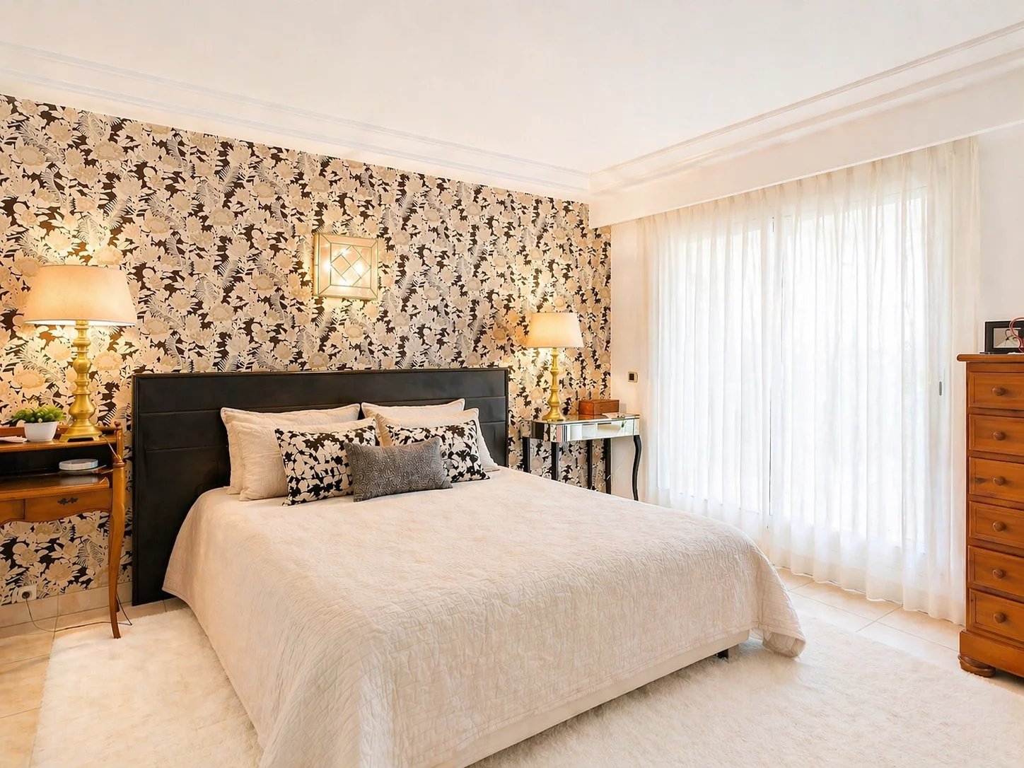 Chambre d’appartement à Cannes Chambre d'un appartement lumineux avec lit double et décoration élégante à Cannes.