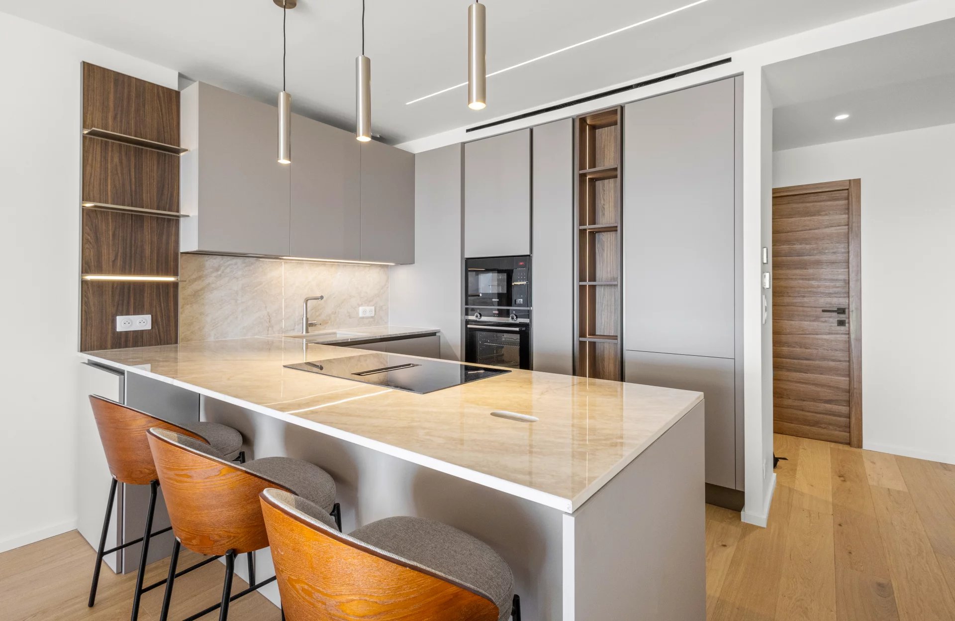 Cuisine rénovée à Cannes Cuisine moderne et rénovée d'un appartement à Cannes, avec bar et équipements haut de gamme.
