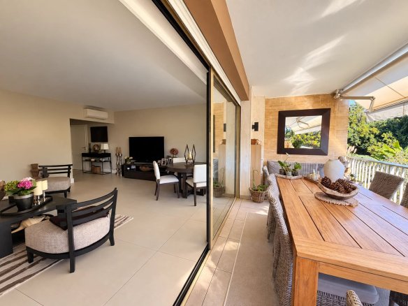 Renovated apartment with living room, dining room and large terrace in Cannes.