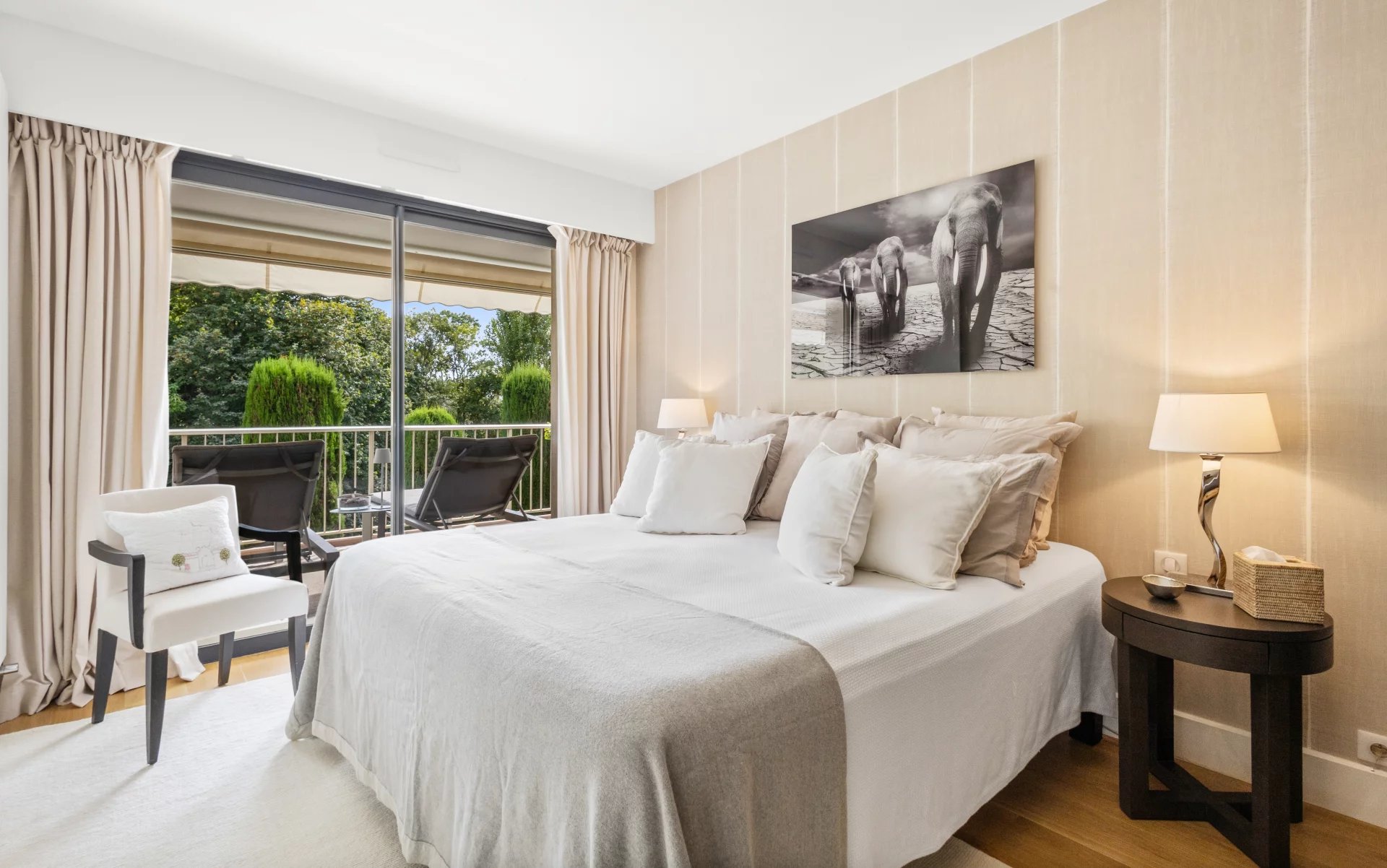 Elegant room with balcony Room in a renovated apartment with double bed and access to a balcony, overlooking greenery.