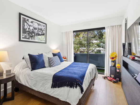 Room in a renovated apartment in Cannes with a double bed and access to a balcony.