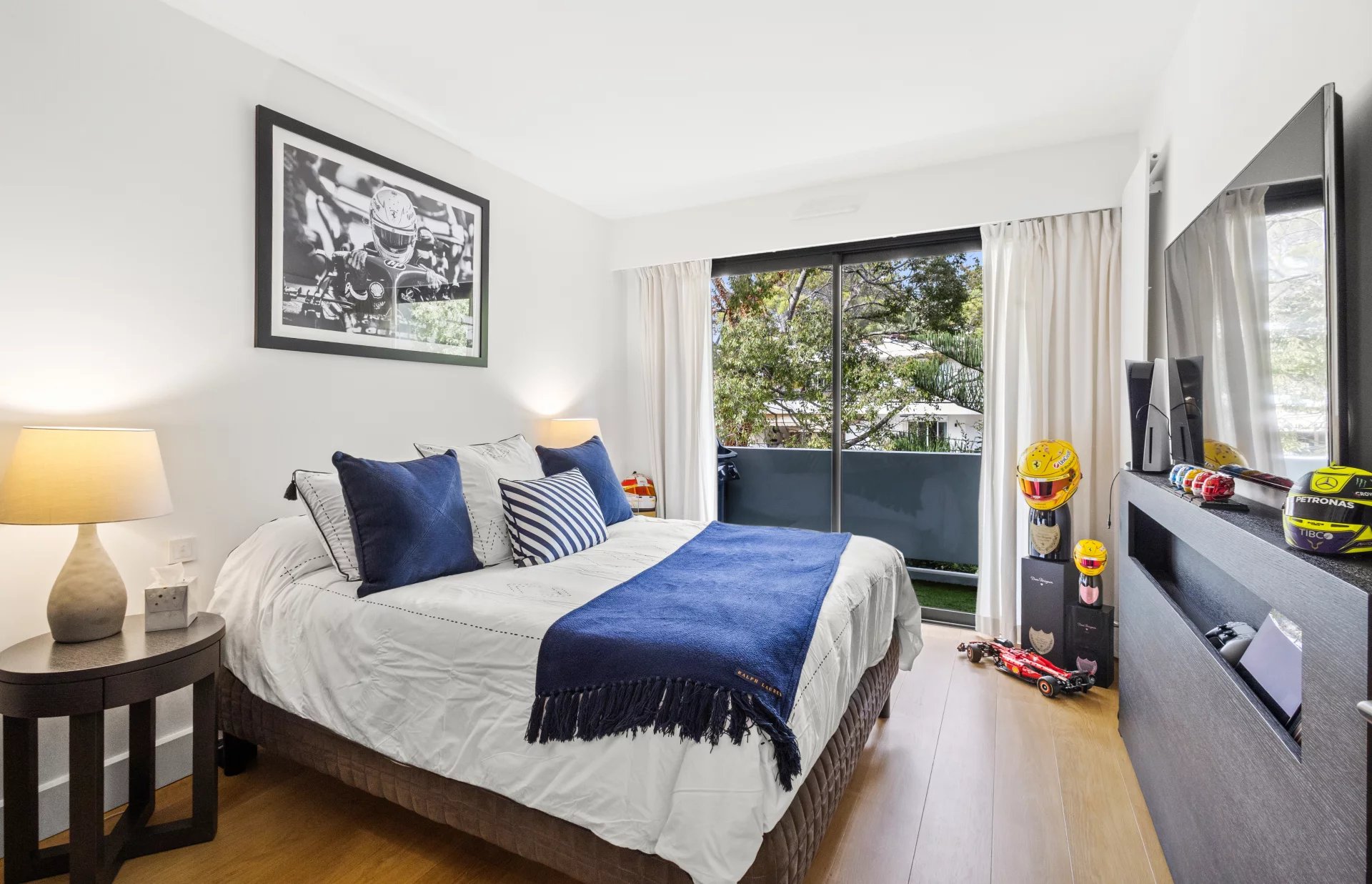 Renovated apartment room in Cannes Room in a renovated apartment in Cannes with a double bed and access to a balcony.