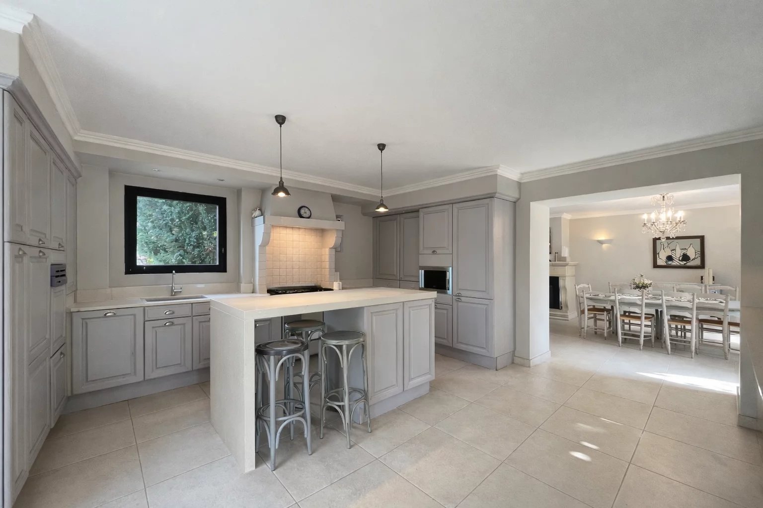 Kitchen of the villa in Opio Modern kitchen with central island and garden view, in a villa in Opio.