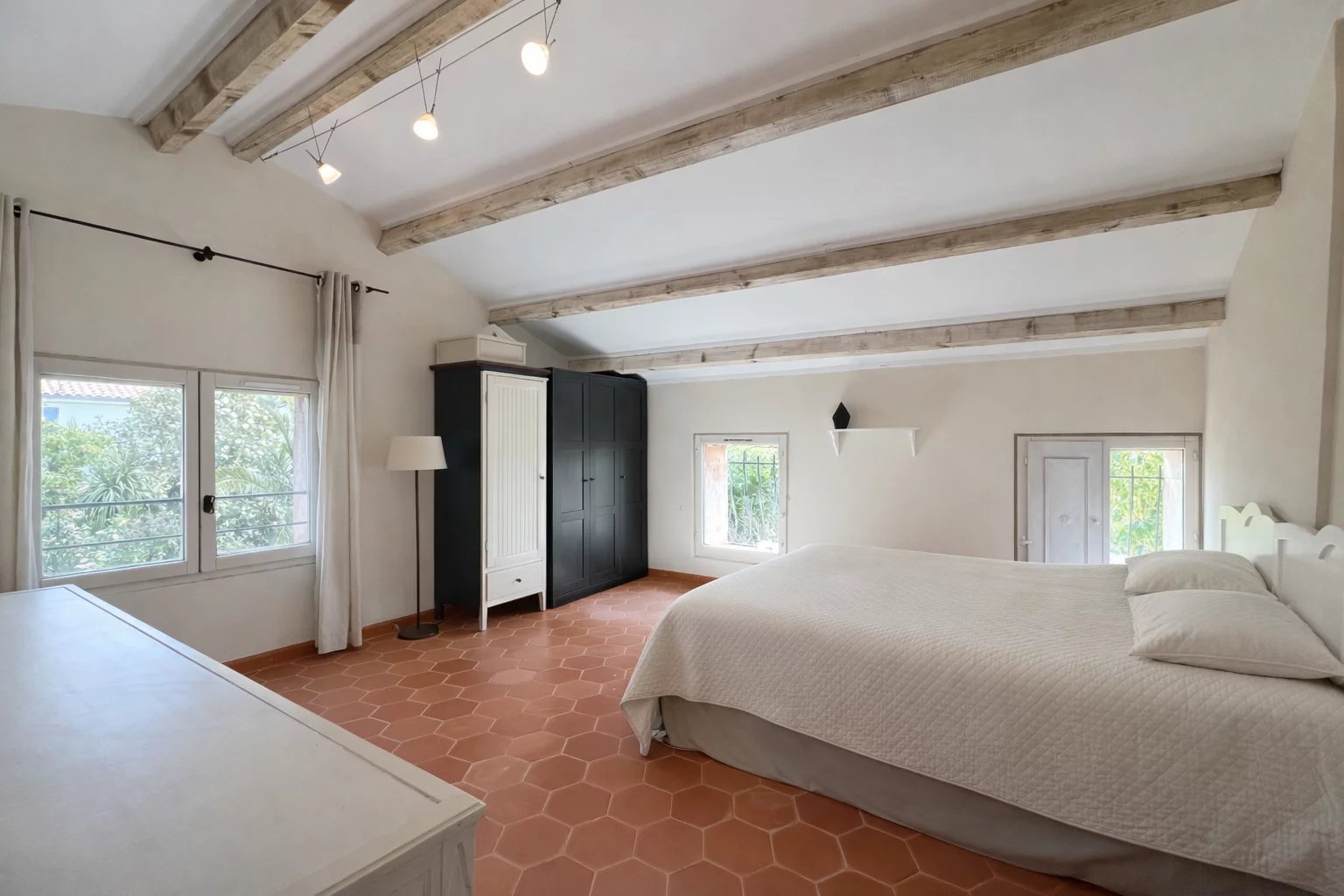 Bright room in a villa in Opio Spacious room with double bed and windows overlooking a wooded garden.