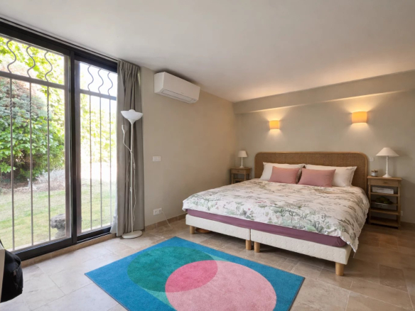 Bright room with double bed and access to the garden, decorated in a modern style.