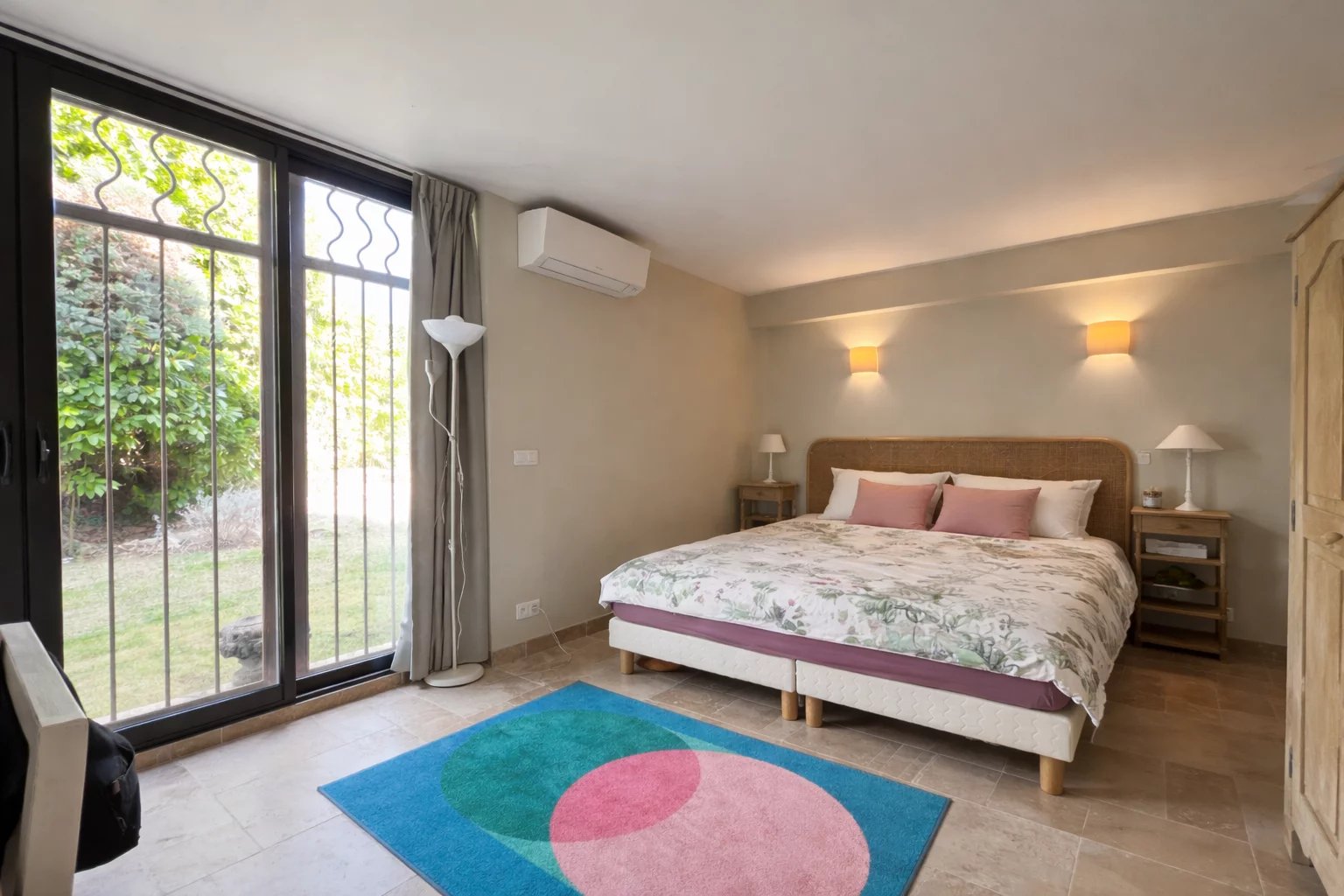 Villa room in Opio Bright room with double bed and access to the garden, decorated in a modern style.