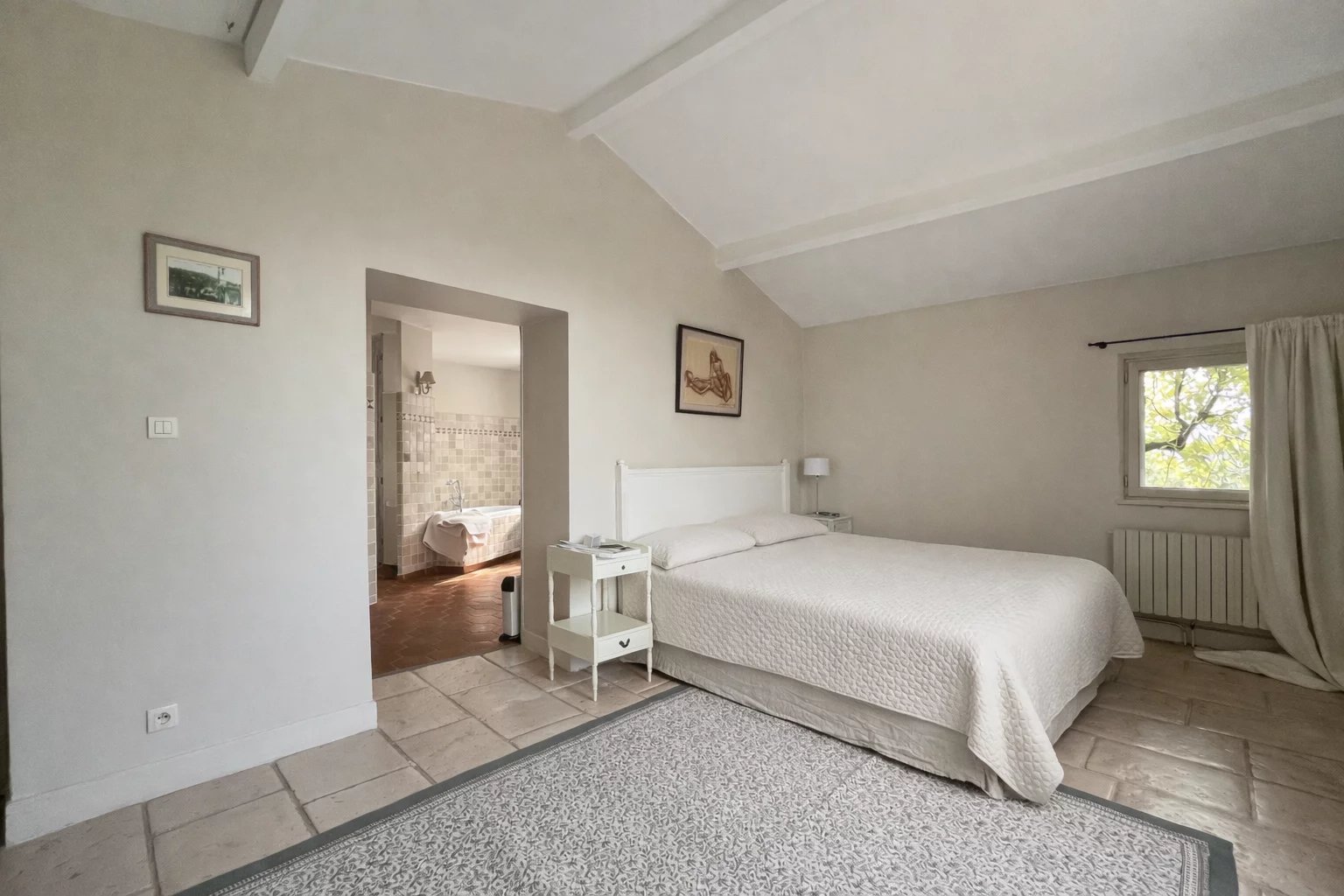 Villa room in Opio Room in a villa with double bed and access to a bathroom, simple and bright decor.