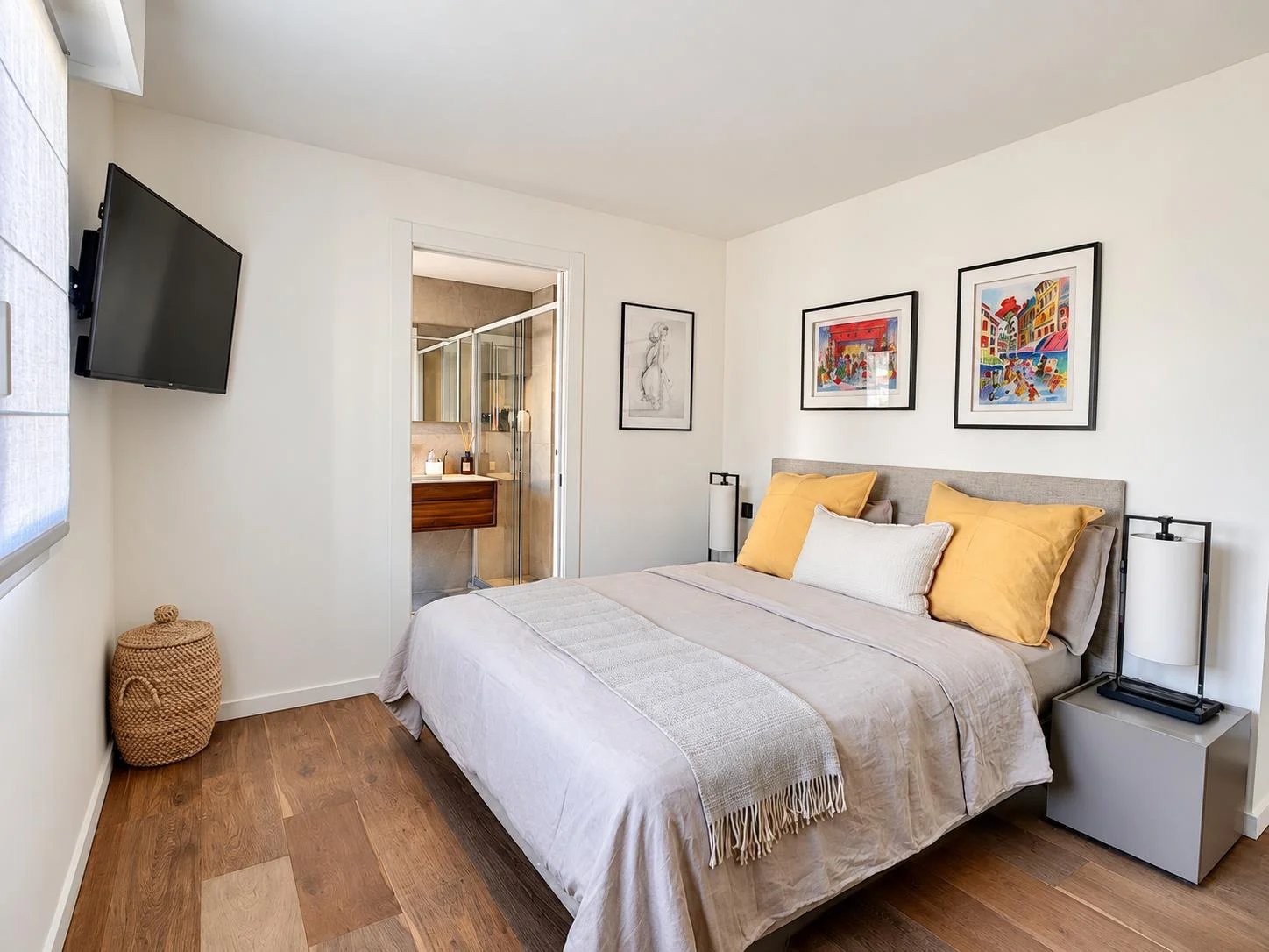 Chambre contemporaine à Cannes Chambre d'un appartement contemporain avec lit double et décor moderne à Cannes.