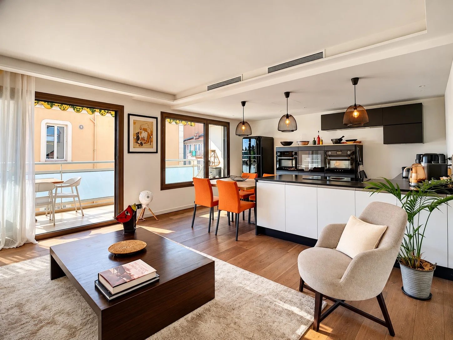 Appartement contemporain à Cannes Intérieur d'un appartement contemporain avec cuisine ouverte et salon lumineux à Cannes.