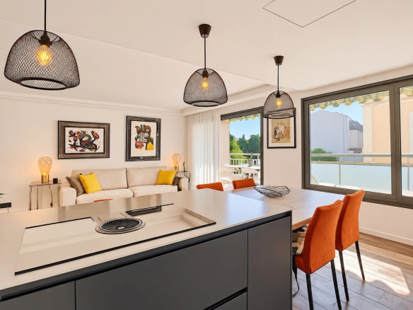 Intérieur d'un appartement contemporain avec cuisine ouverte et salon lumineux à Cannes.
