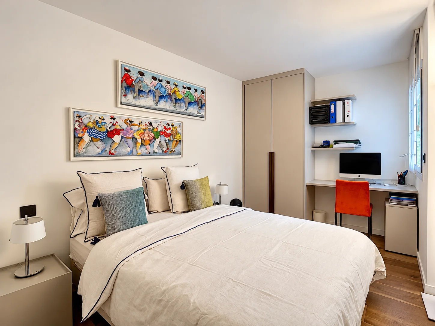 Chambre moderne d’appartement à Cannes Chambre d'un appartement contemporain avec lit double et bureau, décorée avec des œuvres d'art.
