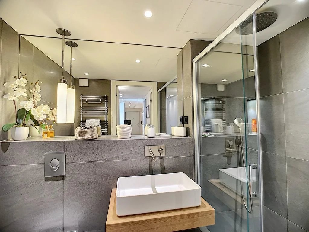 Salle de bain contemporaine à Cannes Salle de bain moderne avec douche et lavabo en pierre dans un appartement contemporain à Cannes.