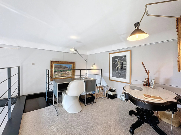 Espace de travail dans un appartement type loft avec décoration moderne et éclairage naturel.