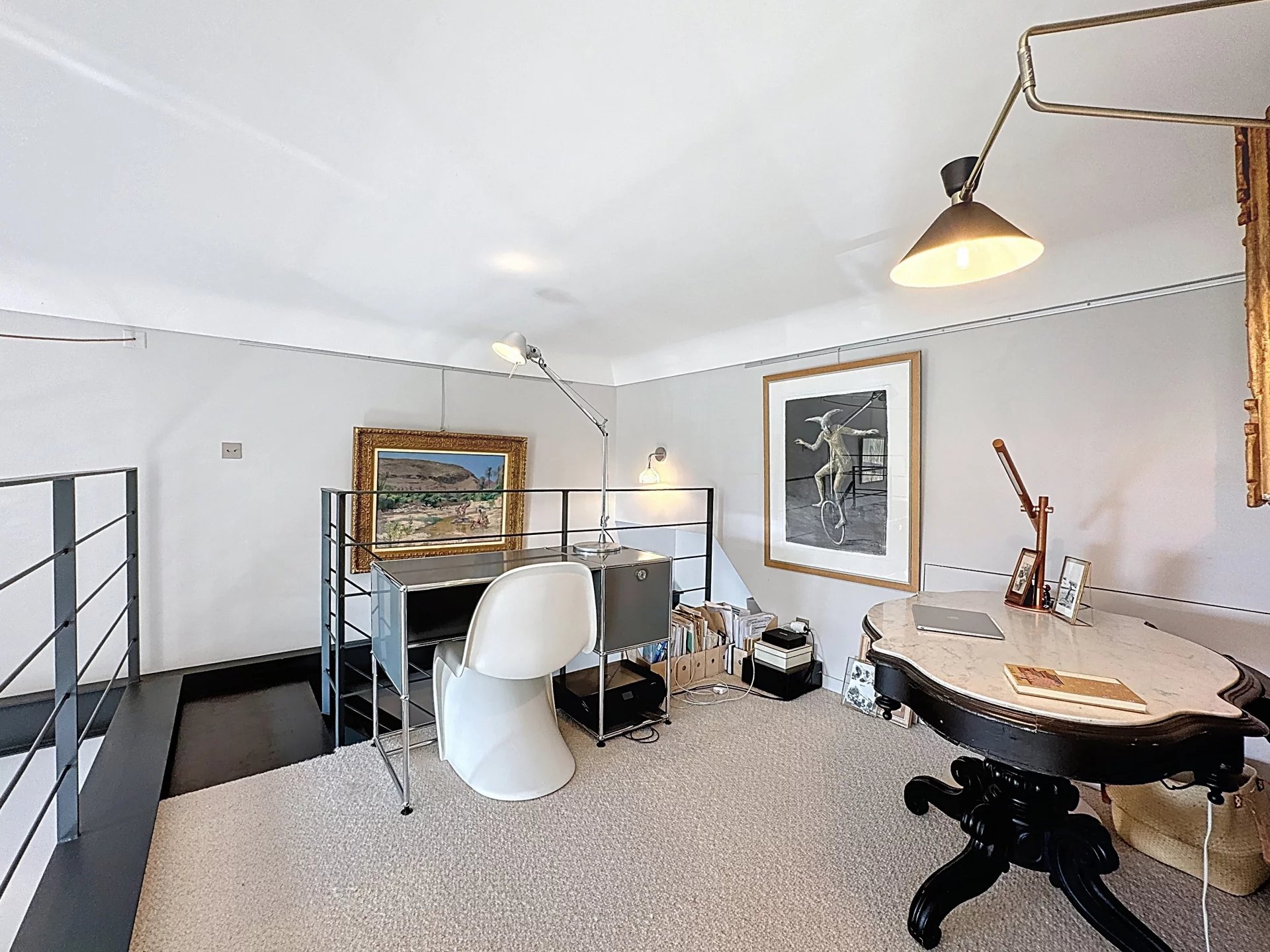 Espace de travail dans un loft à Cannes Espace de travail dans un appartement type loft avec décoration moderne et éclairage naturel.