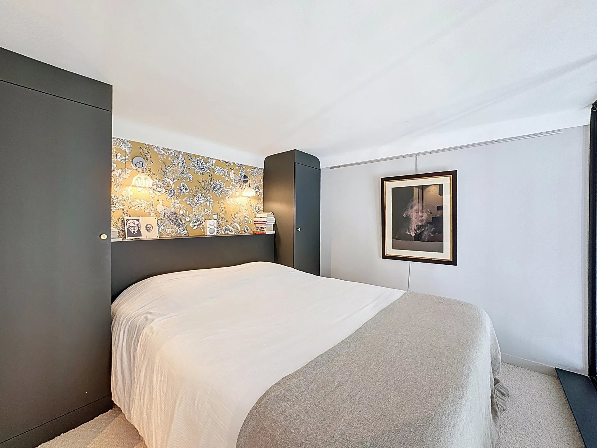 Chambre d’un loft à Cannes Chambre d'un appartement type loft avec décoration moderne et éclairage doux.