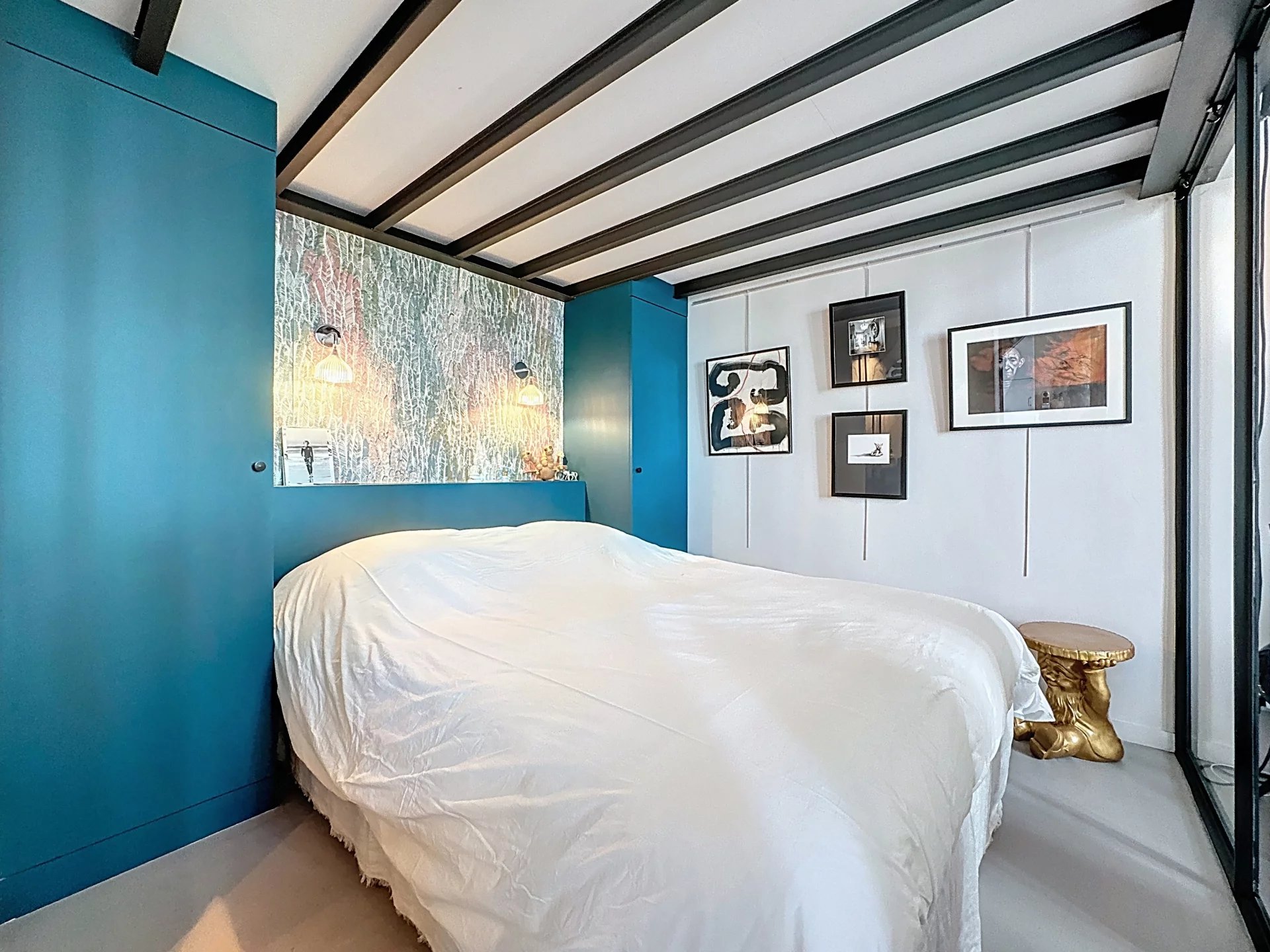 Chambre d’un loft à Cannes Chambre d'un appartement type loft avec décoration moderne et murs colorés.