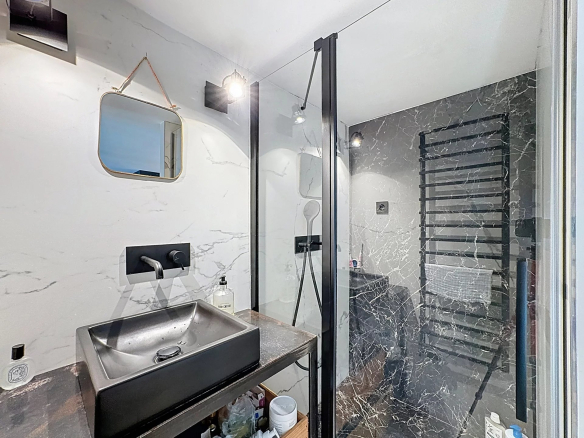 Salle de bain moderne avec douche à l'italienne et lavabo en pierre