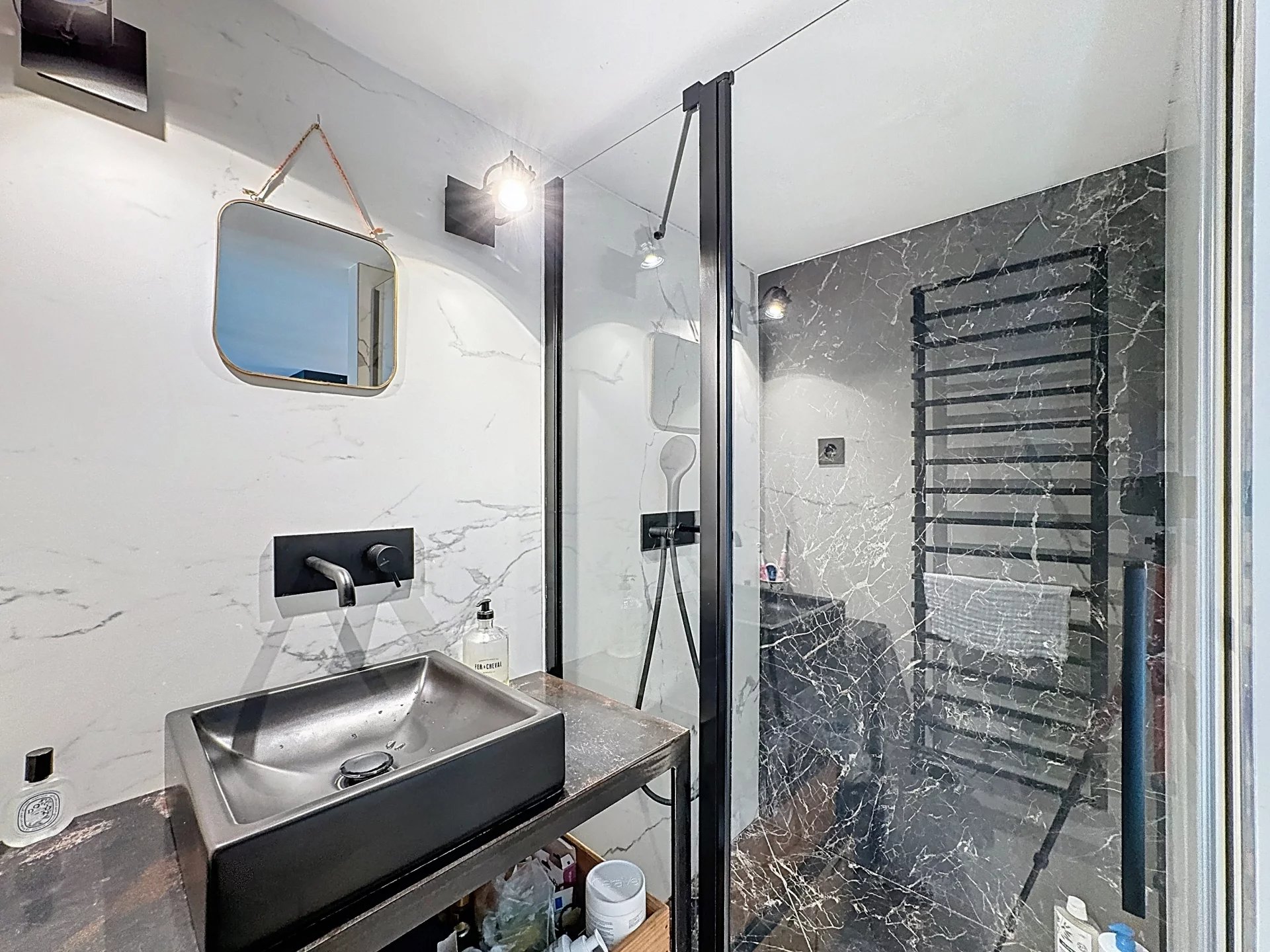Salle de bain d’un appartement de style loft à Cannes Salle de bain moderne avec douche à l'italienne et lavabo en pierre
