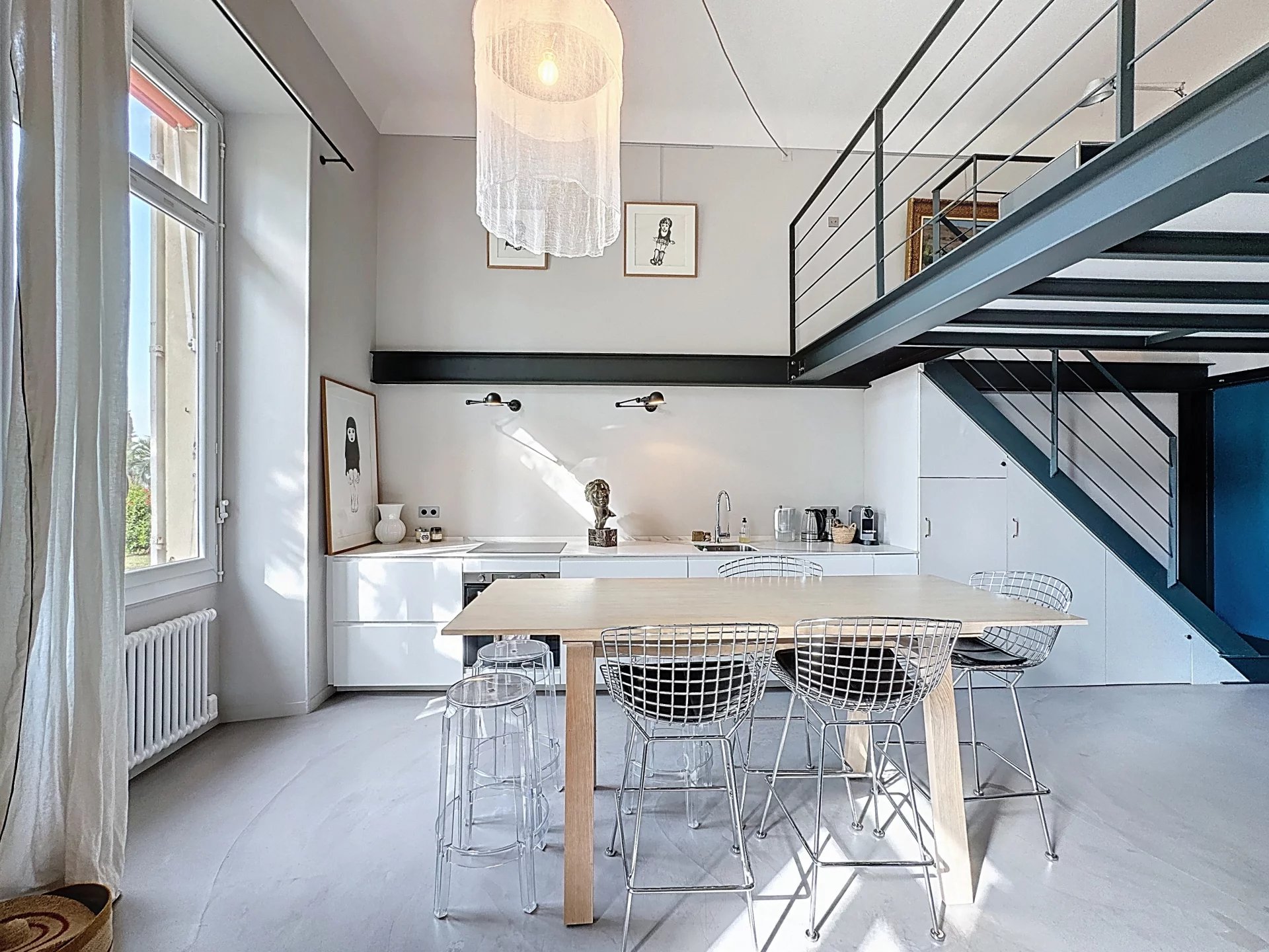 Appartement type loft à Cannes Intérieur d'un appartement type loft avec cuisine ouverte et salle à manger, style industriel.