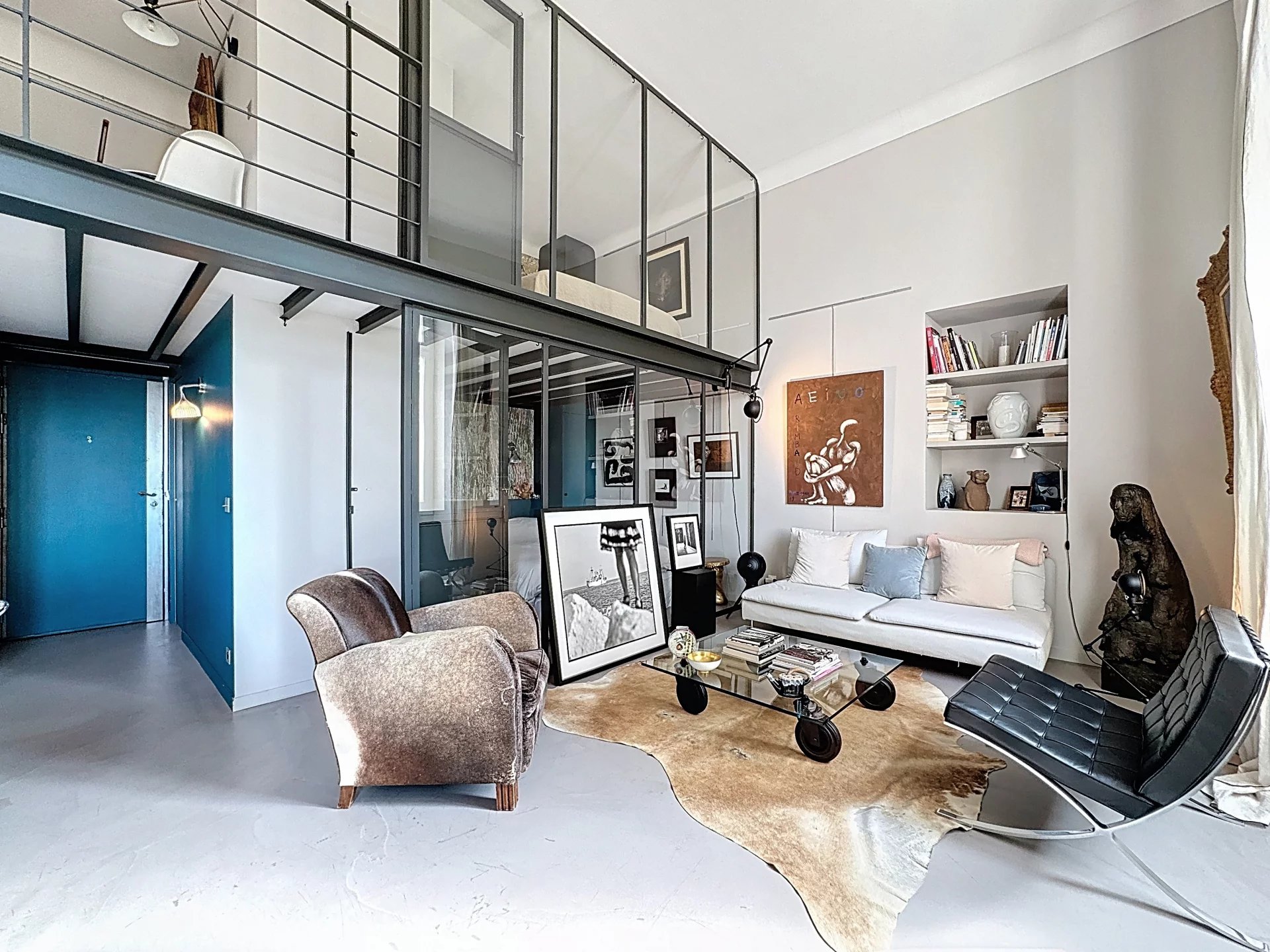 Appartement type loft à Cannes Intérieur d'un appartement type loft avec salon, meubles modernes et décoration soignée.