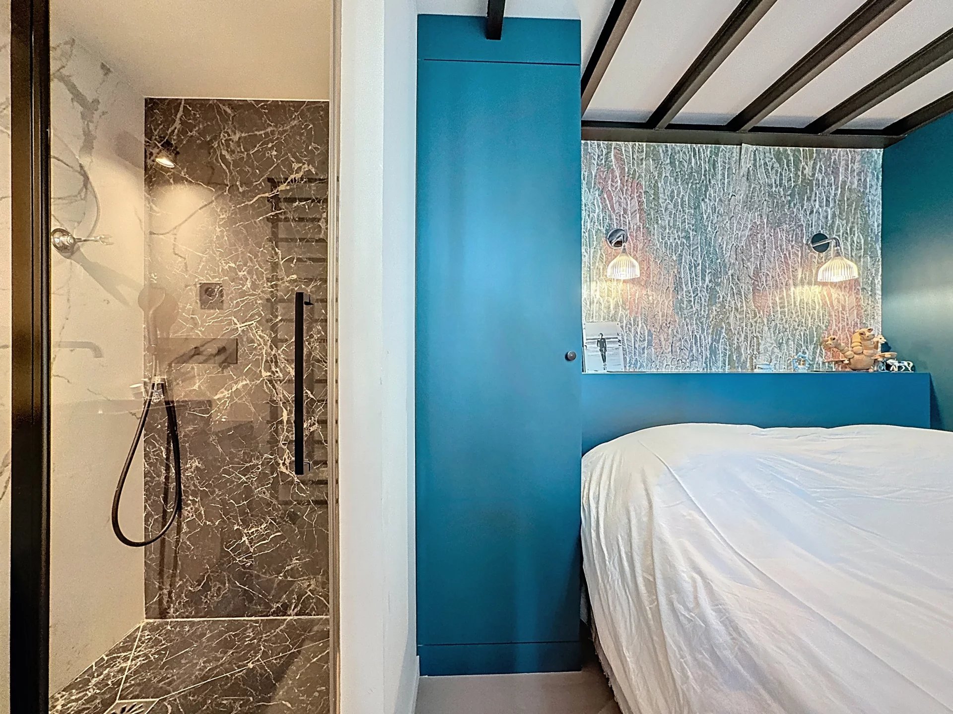 Appartement type loft à Cannes Salle de bain moderne et chambre d'un appartement type loft à Cannes.