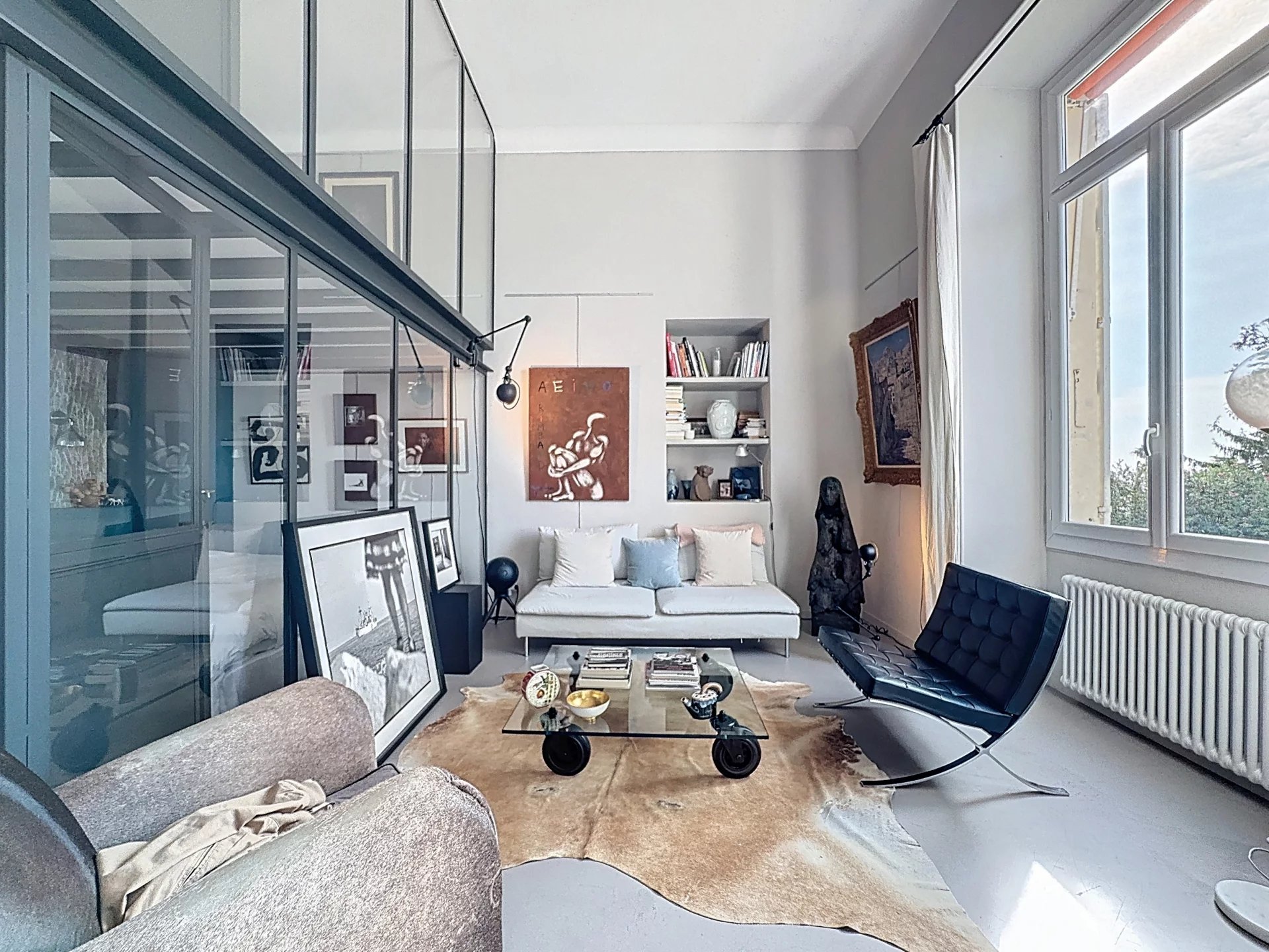 Appartement loft à Cannes Intérieur d'un appartement type loft avec salon moderne et décoration artistique.