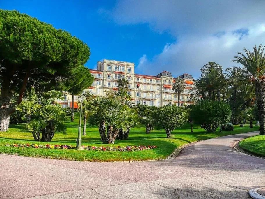 Résidence de prestige à Cannes Vue d'une résidence de prestige avec jardins à Cannes, quartier de la Californie.
