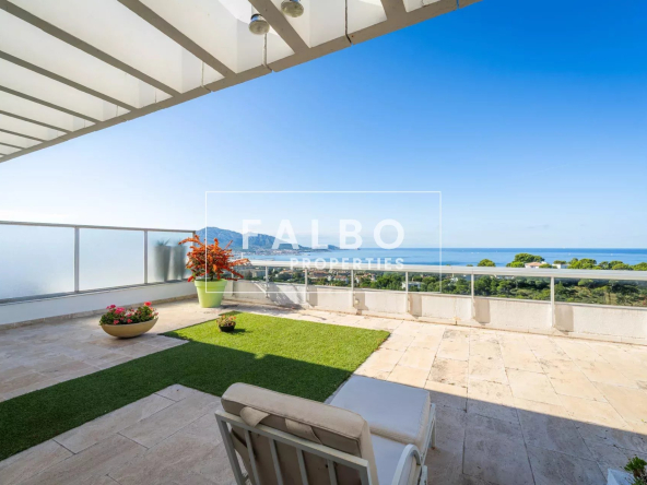Top floor with roof terrace sea view Marseille 8th