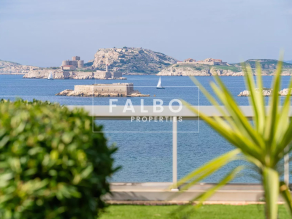 Penthouse dernier étage vue mer Corniche Kennedy Marseille 13007