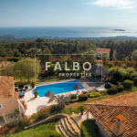 Sea view single-storey villa in landscaped grounds in the hills above La Ciotat