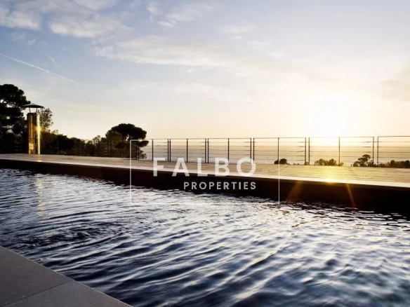 Marseille 7ème  – Villa d’architecte en situation dominante avec vue mer