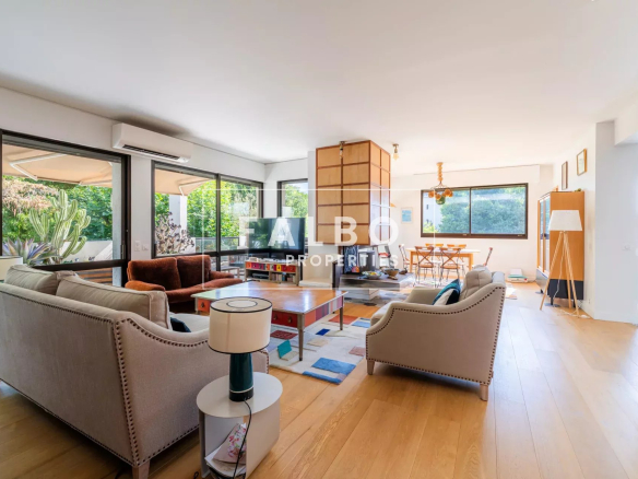 Top-floor luxury apartment with terrace, 5 rooms, Marseille 8th arrondissement, beaches