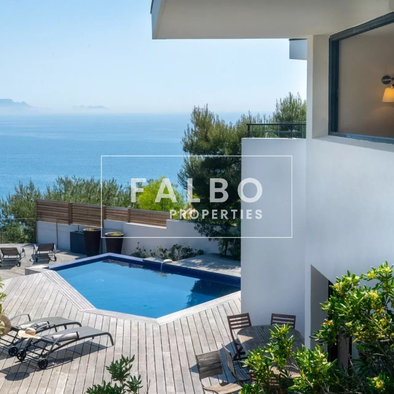 À QUELQUES PAS DES CALANQUES: VILLA À CAVALAIRE AVEC VUE MER