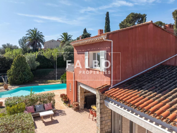 Villa in a gated community with sea access in La Ciotat