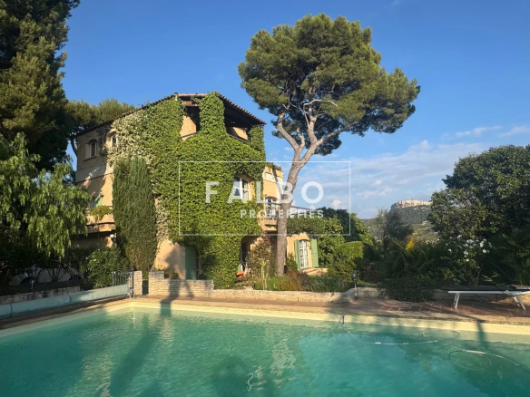 Large character villa with swimming pool, sea and vineyard views in Cassis