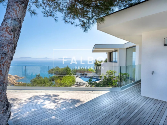 Contemporary villa on the seafront in Ensues La Redonne, Côte Bleue