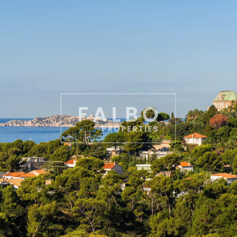 Prime location in Cap d'Antibes, near Keller beach, with sea and mountain views