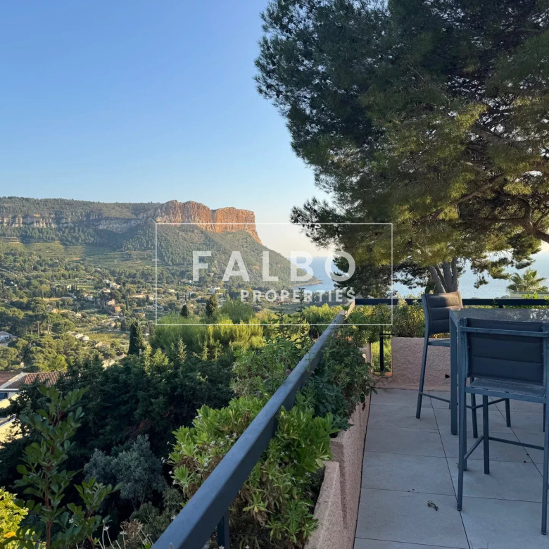 New architect-designed villa with sea views near the port of Cassis