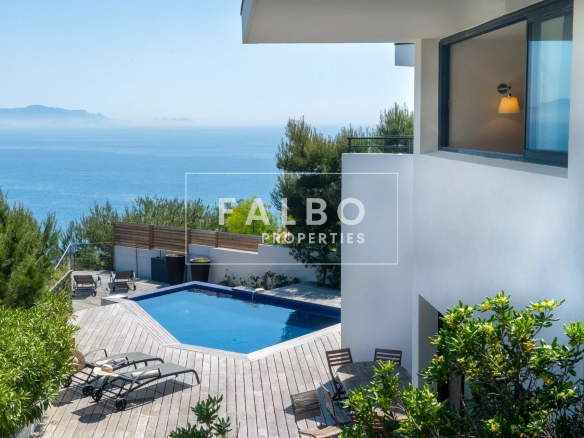 Contemporary villa on the seafront in Ensues La Redonne, Côte Bleue