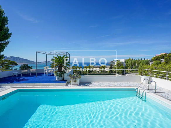 Villa with sea view in a sought-after, secure estate in Marseille's 7th arrondissement