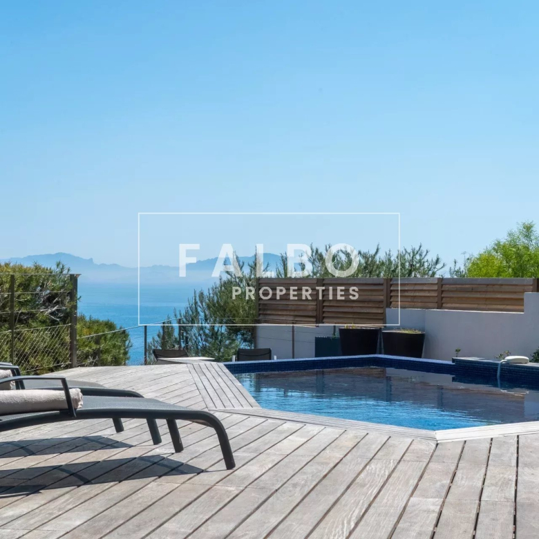 Sea view single-storey villa in landscaped grounds in the hills above La Ciotat