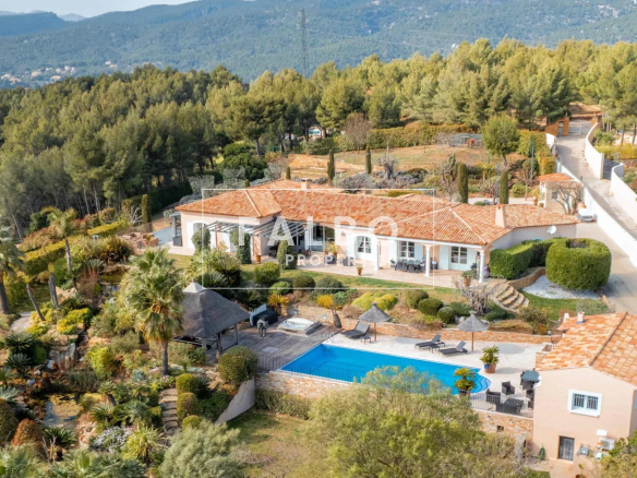 Vue mer villa de plein pieds parc paysager hauteurs de La Ciotat