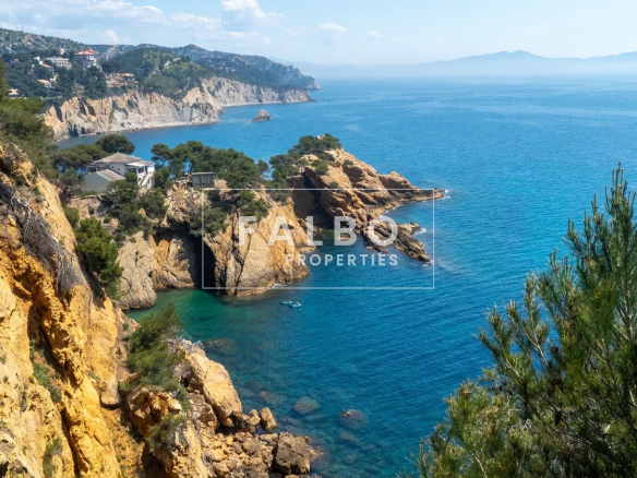 Contemporary villa on the seafront in Ensues La Redonne, Côte Bleue
