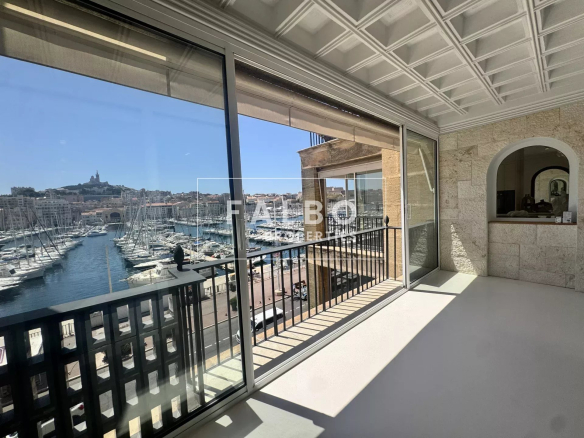 Pouillon Apartment. Exceptional renovation with a magnificent view of the Old Port. Marseille 2nd arrondissement