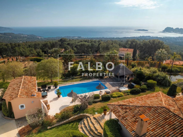 Sea view single-storey villa in landscaped grounds in the hills above La Ciotat
