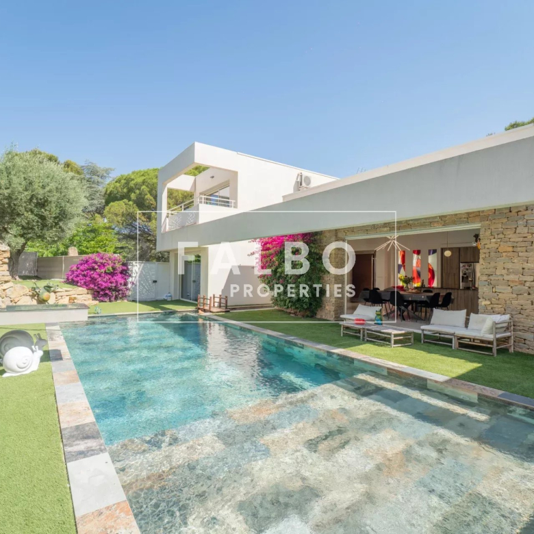 SPLENDIDE VILLA CONTEMPORAINE RÉNOVÉE  DE 320 M² SITUÉE DANS UN DOMAINE PRIVÉ