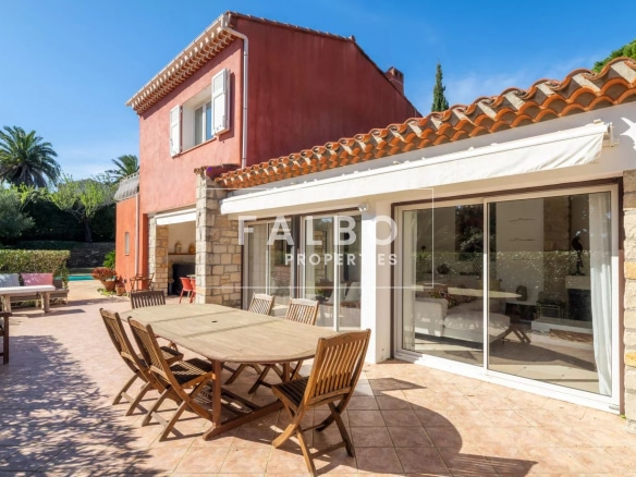 Villa in a gated community with sea access in La Ciotat