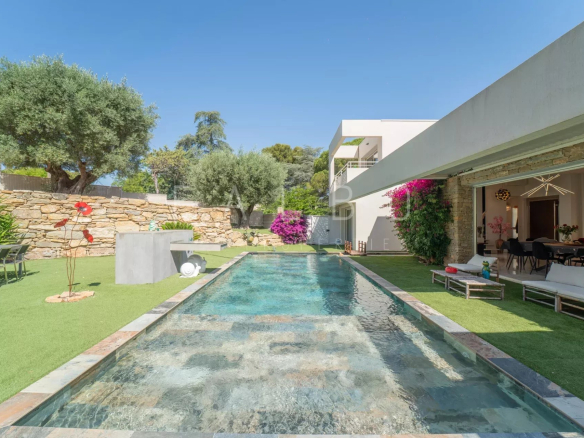 Contemporary villa with swimming pool and garden, La Ciotat, France.