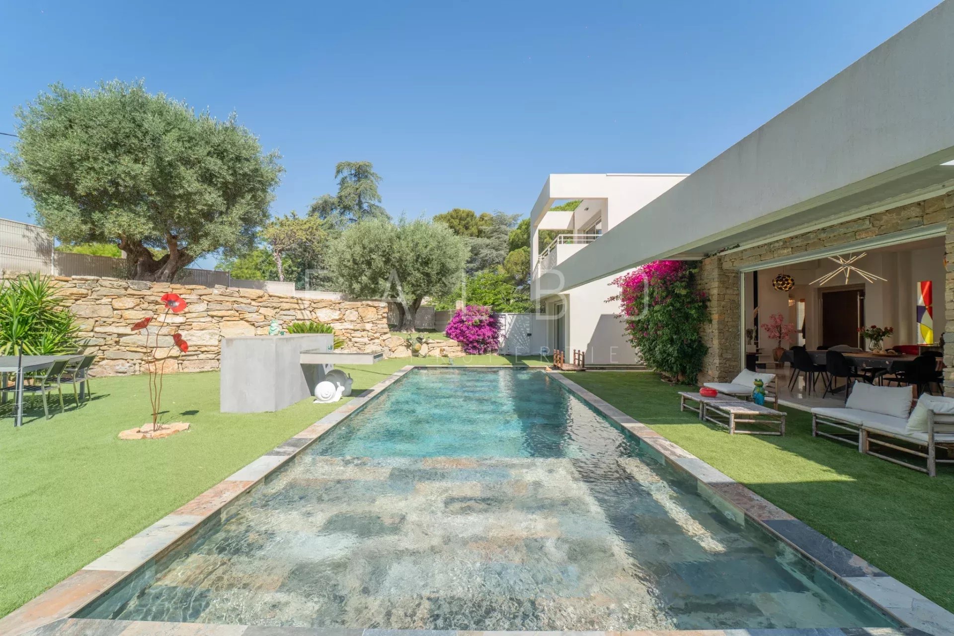 Contemporary villa with swimming pool and garden, La Ciotat, France.